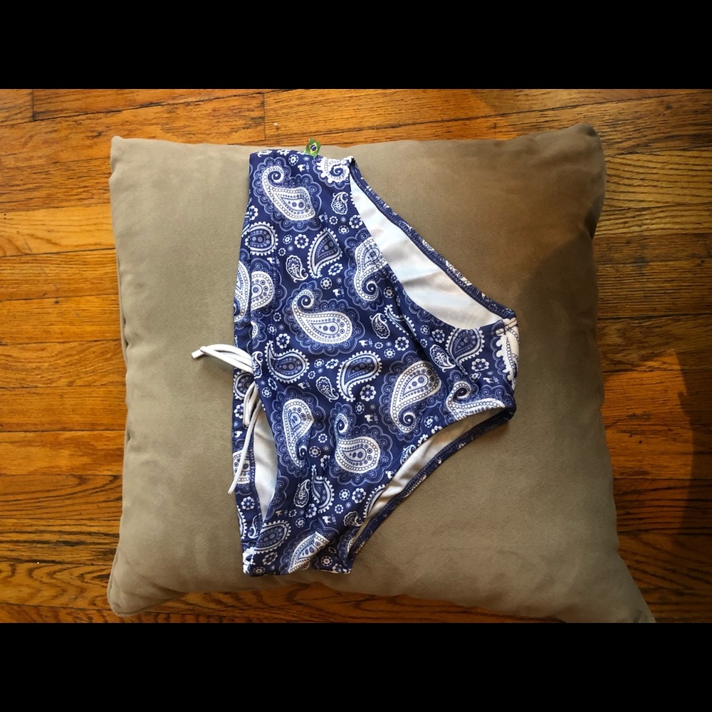 Karioka Swim! size XL PAISLEY PATTERN